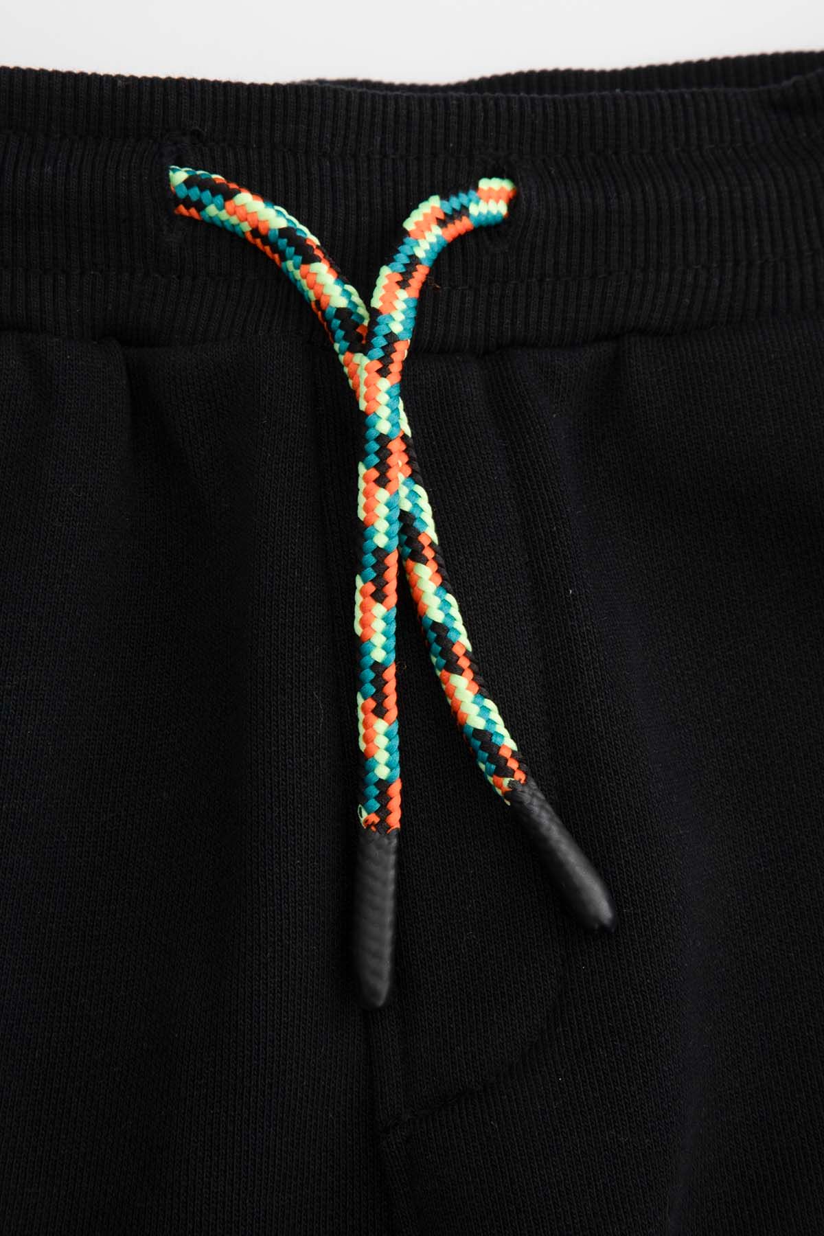 Spodnie dresowe - czarne z ozdobnymi przeszyciami o fasonie