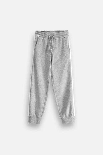 COCCODRILLO COCCODRILLO Spodnie dresowe JOGGER szare gładkie z ozdobnymi lampasami o fasonie SLIM rozmiar 134 dla chłopca