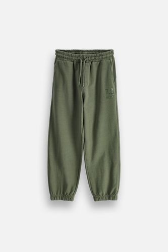 COCCODRILLO COCCODRILLO Spodnie dresowe khaki ze ściągaczami u dołu i wiązaniem w pasie o fasonie SLIM rozmiar 146 dla chłopca