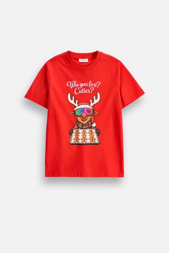 COCCODRILLO COCCODRILLO T-shirt z krótkim rękawem MERRY XMAS czerwony z nadrukiem zabawnego renifera serwującego pierniczki rozmiar 122 dla chłopca