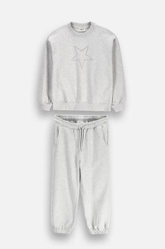 MOKIDA WEAR MOKIDA WEAR Komplet dresowy oversize szary bluza z ozdobnymi kamyczkami w kształcie gwiazdy + spodnie rozmiar 122 dla dziewczynki